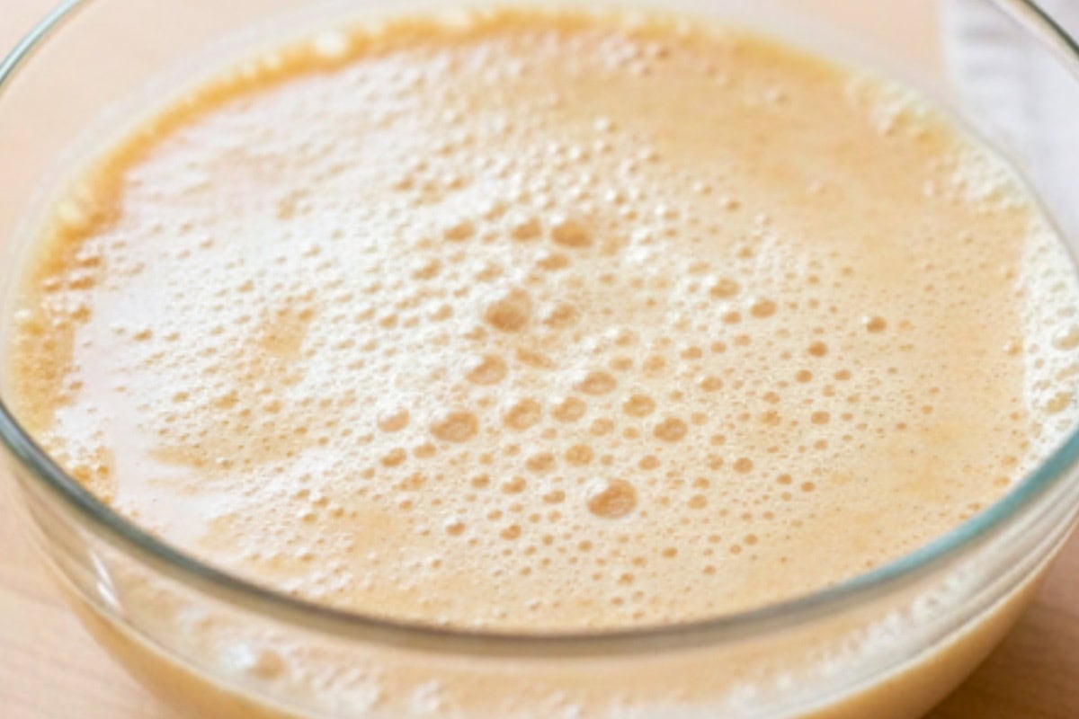 In a small bowl, mix the yeast with warm milk and 2 teaspoons of sugar.