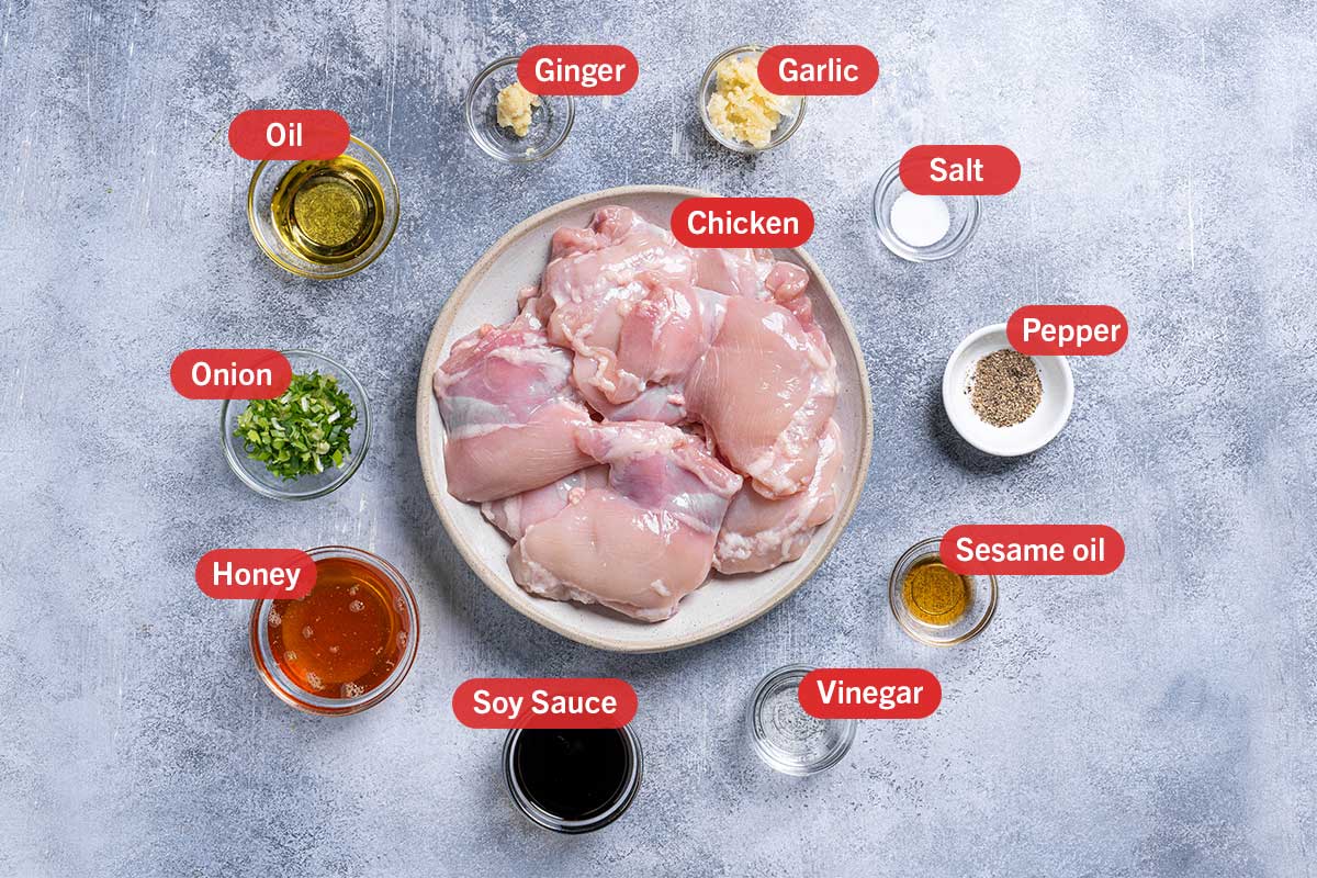 Image of the ingredients needed for the preparation of the honey soy chicken, specifically: chicken, ginger, garlic, salt, pepper, sesame oil, vinegar, soy sauce, honey, onion, oil.