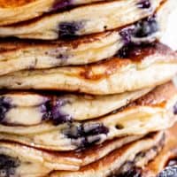 Gros plan d'une pile de crêpes aux bleuets | cafedelites.com