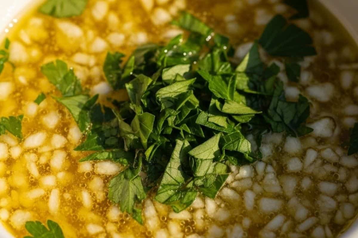 In a small bowl, mix melted butter with crushed garlic  and chopped parsley.