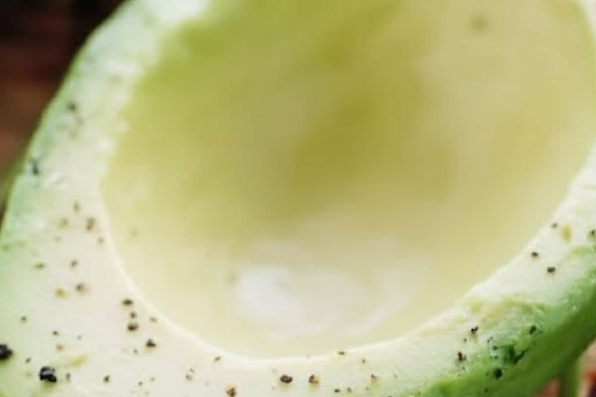 Sprinkle the avocado with a little salt and cracked pepper, then set them aside. - 5